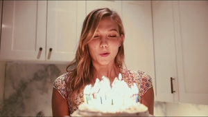 Карли Клос духва 23 свещички на тортата за рождения си ден