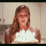 Карли Клос духва 23 свещички на тортата за рождения си ден