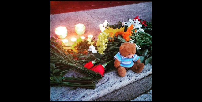 Цветя пред "Дондуков" 2 в памет на Филип Плевнелиев