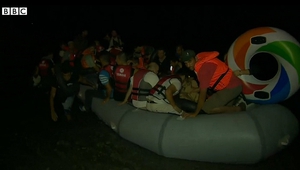 Бежанци пристигат с надуваема лодка на гръцките острови