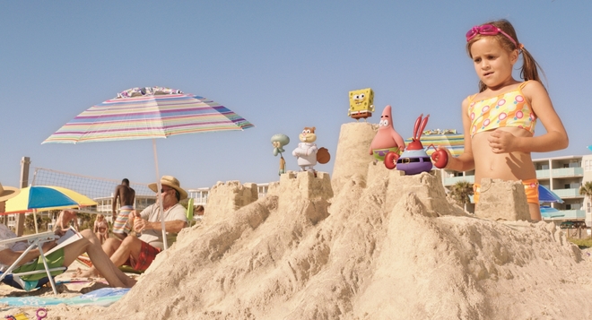 Героите от "СпонджБоб квадратни гащи" върху пясъчен замък на плажа