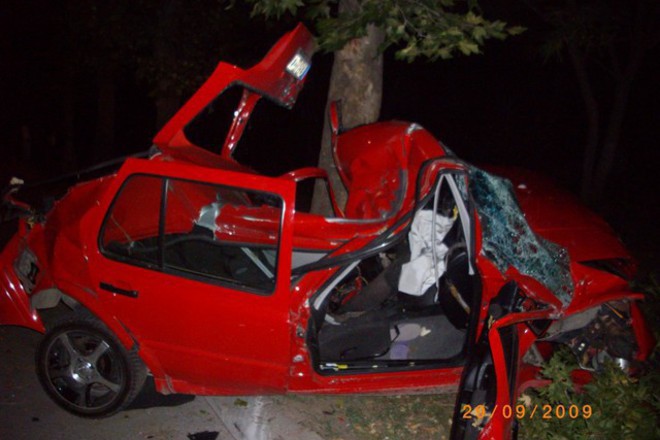 Smachkan avtomobil pri udar v darvo arhivna snimka ot 2009 g