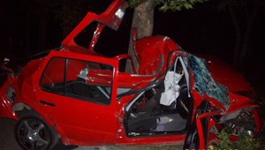 Смачкан автомобил при удар в дърво - архивна снимка от 2009 г.
