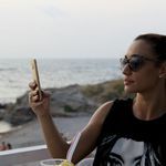 Мария Илиева край морето със смартфона си