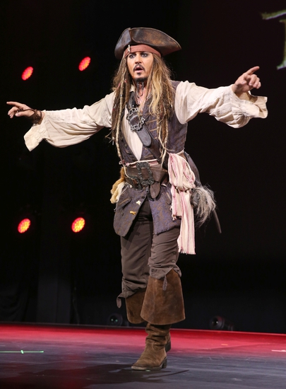 Джони Деп като пиратския капитан Джак Спароу