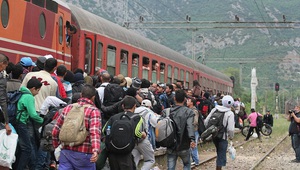 Бежанци, опитващи се да се качат на влак за Сърбия