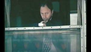 Тодор Колев на прозореца на влака - кадър от "Двойникът"