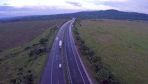 Камиони и леки коли по автомагистрала "Тракия"