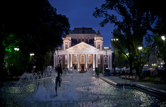 Народният театър "Иван Вазов" вечер