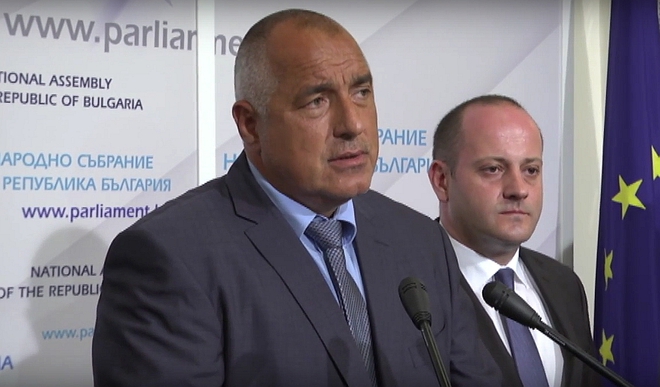 Борисов и Радан Кънев дават брифинг в парламента