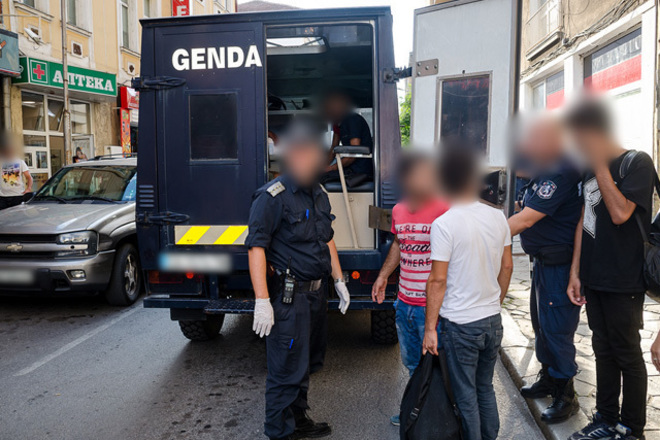 Nelegalni imigranti pri politseyska aktsiya v sofiya