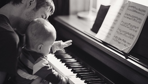 Дете свири на пиано