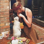 Тейлър Суифт и котката й в поза "сурикат"