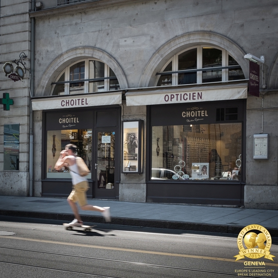 Скейтбордист по улиците на Женева