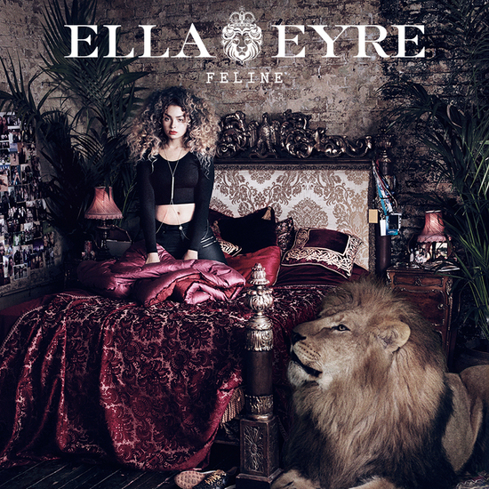 Ела Еър позира с лъв върху обложката на Feline (2015)