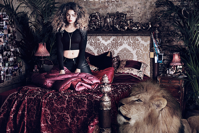 Ela ear pozira s lav varhu oblozhkata na feline 2015