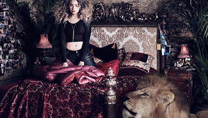 Ела Еър позира с лъв върху обложката на Feline (2015)