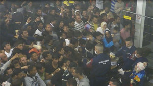 Как се държат с бежанците в Унгария