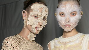 Модели с маски представят колекцията на "Живанши" за пролет-лято 2016