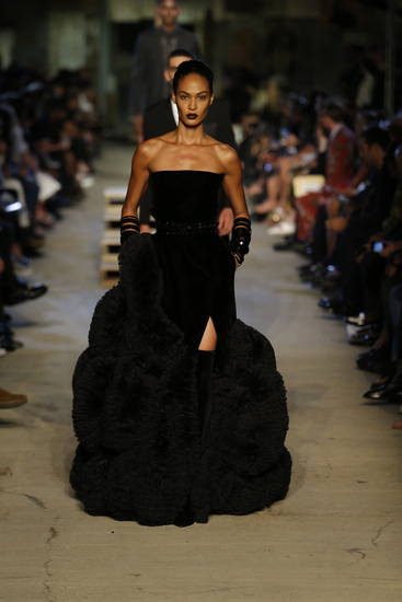 Джоан Смолс дефилира в черна бална рокля "Живанши"