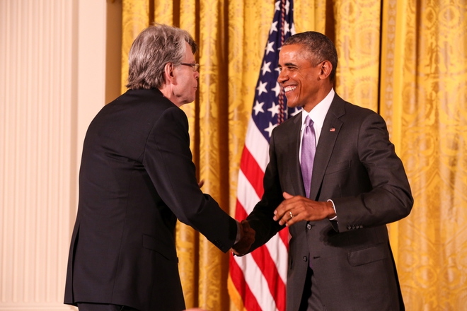 Барак Обама връчва медал на Стивън Кинг