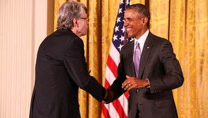 Барак Обама връчва медал на Стивън Кинг