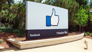 Емблематичното Like пред централата на "Фейсбук" в Менло парк, Калифорния
