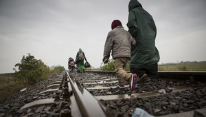 Бежанци се придвижват по жп линията от Сърбия към Унгария