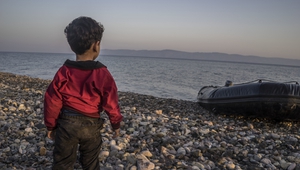 Дете на бежанци, достигнали гръцкия бряг