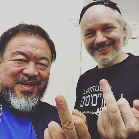 Ай Вейвей и Джулиан Асанж показват среден пръст на общо селфи