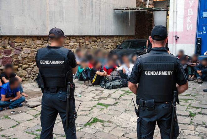 Жандармеристи охраняват задържани нелегални имигранти