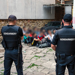 Жандармеристи охраняват задържани нелегални имигранти