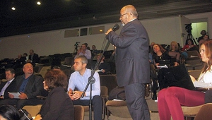 Д-р Янко Станев пред микрофона на сесия на Общинския съвет във Варна