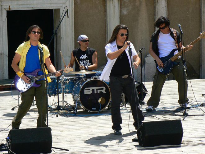 "Б.Т.Р." в клипа си "Златен дъжд"