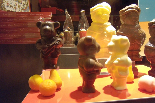 Mecheta i drugi figurki ot kafyav i byal shokolad