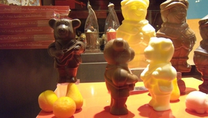 Мечета и други фигурки от кафяв и бял шоколад