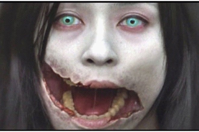 Kuchisake ona zhenata s obezobrazenoto litse