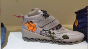 Детски обувки с "Кама Сутра" сцени