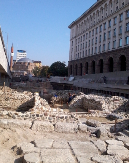 Реставрационните работи на столичното Ларго при ЦУМ