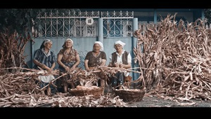 Молдовски баби пеят The Show Must Go On