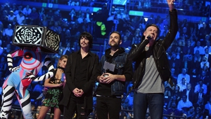 Макълмор и Райън Луис с Европейската музикална награда 2015 за видеоклип