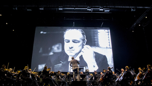 Марлон Брандо като Кръстника в спектакъла The Godfather Live