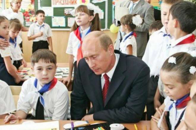 Putin s ruski uchenitsi