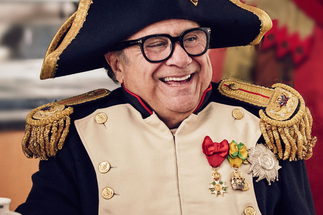 Dani de vito v uniformata na napoleon