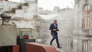 Джеймс Бонд в екшън сцена с костюм на Том Форд