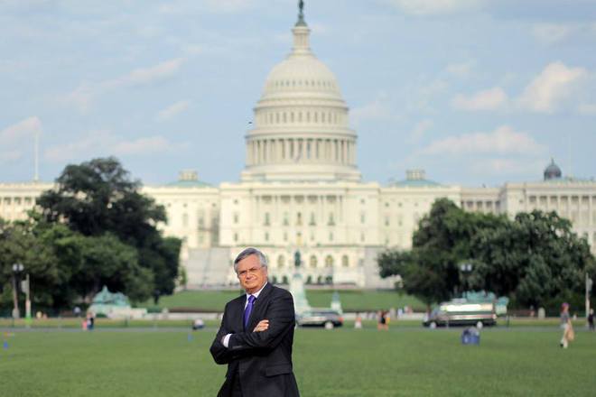 Мойзес Наим пред Капитола