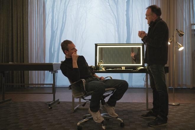 Майкъл Фасбендър и Дани Бойл на снимачната площадка на "Стив Джобс"
