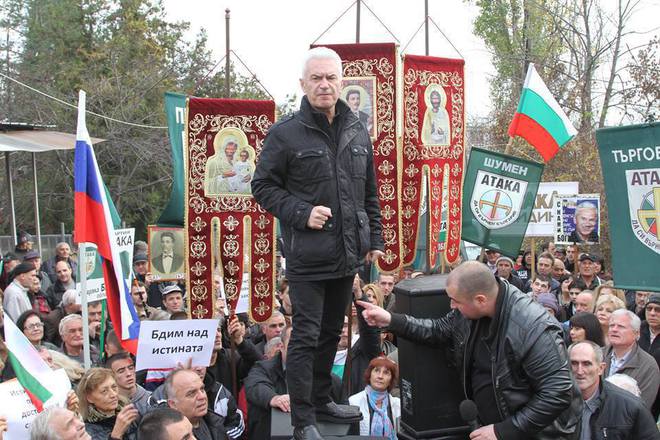 Волен Сидеров пред симпатизанти преди влизането му в столичното следствие