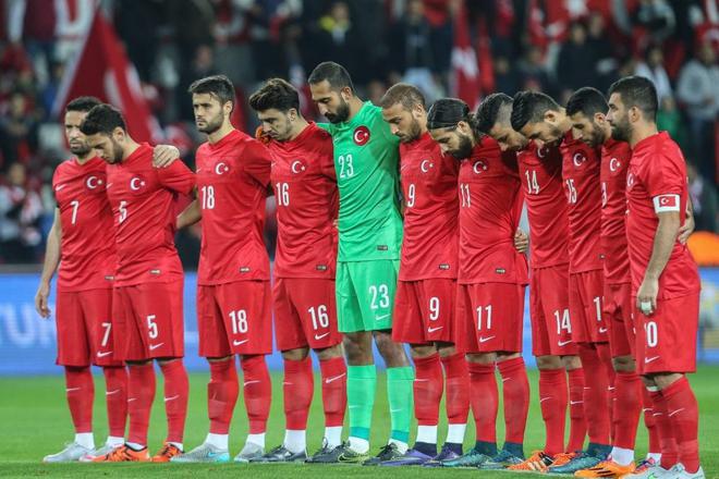 Turskiyat natsionalen otbor pochita pametta na zhertvite ot atentata v parizh