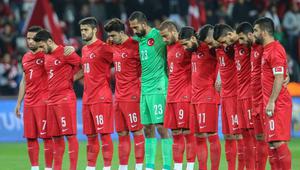 Турският национален отбор почита паметта на жертвите от атентата в Париж